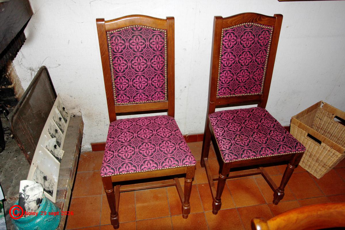 2 chaises violettes 2 chaises violettes