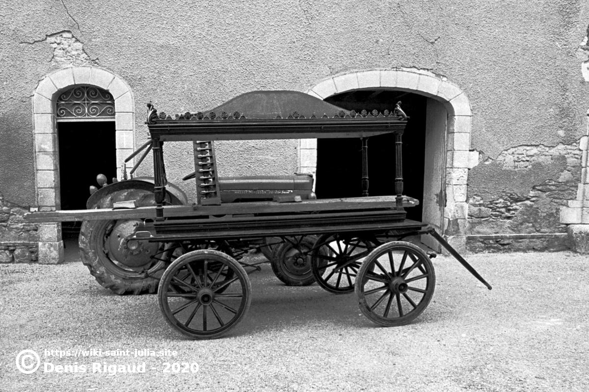 1977_le_corbillard_et_le_tracteur_municipaux_77cor.jpg