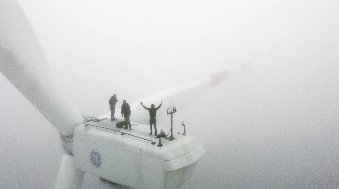 eolienne_brume_de_dessus.webp