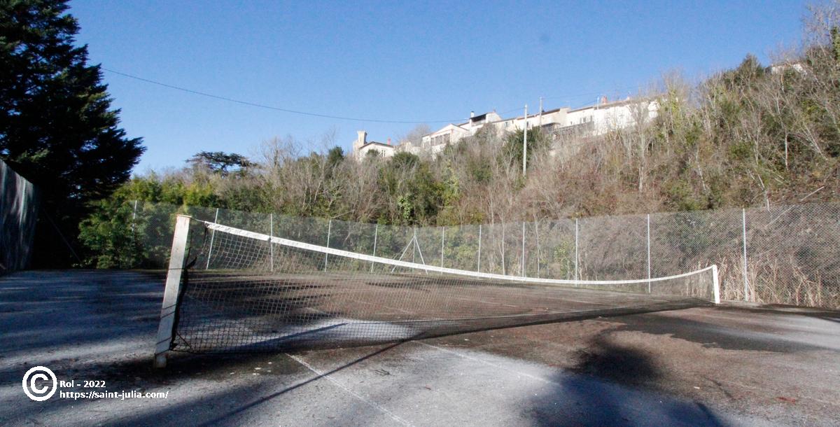 stjulia_20220115_terrain_tennis_03_vue_bas_village.jpg